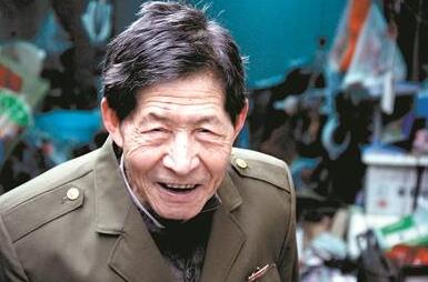 86岁老人一晚可以捡满两车废品 背弯如弓拾荒资助寒门大学生