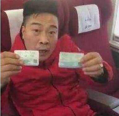 小伙火车上霸占两座位 理论时他竟然拿出了两张车票！