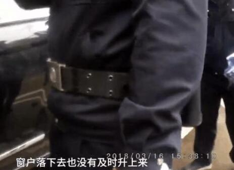 男子以为车窗玻璃被盗 警察赶到现场后哭笑不得