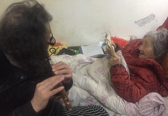 月租金350元的房间内传出音准欠佳的笛声 男子穿女装20年扮病逝妹妹