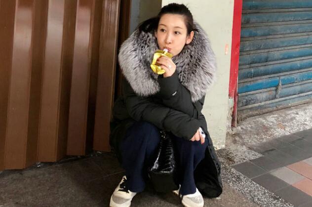 秦海璐街边吃果冻 身着休闲裤尽显“反差萌”