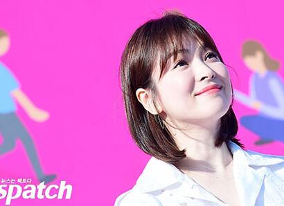 ��̫̫���λ������� ����һ����ɫ��ȹ���¶̷��Ե�����ɰ�