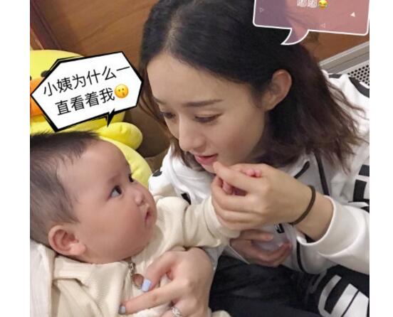 萌化!赵丽颖与萌娃合照