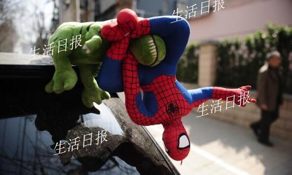 济南交警开查车顶“蜘蛛侠”:掉下来真不是闹着玩的