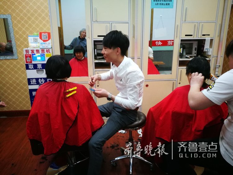 济南还有十元钱理发馆!扫码支付请排队