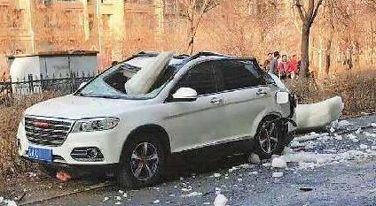 罪魁回首！一吨冰块砸扁SUV 楼顶太阳能热水器漏水形成一个