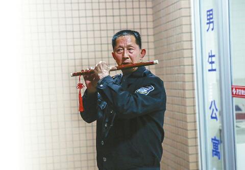 济南网红宿管大爷会吹笛子,免费教过俩学生考