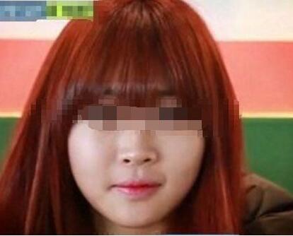 女子15年没有洗脚，被受采访上台脱掉鞋子后，所有人顿时痴呆了