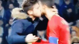 亲懵了？C罗遭迷弟强吻 回过神来的C罗表情僵硬礼节性的拍了拍此人