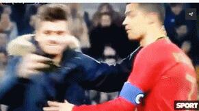 C罗遭迷弟强吻葡萄牙球员集体懵圈 C罗表情僵硬