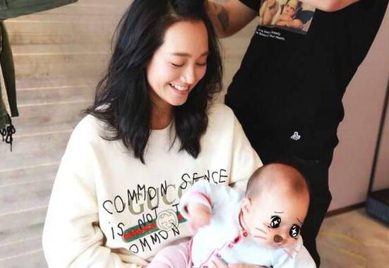 首次曝光!朱丹晒女儿全身照 母爱爆棚:妈妈认真的样子宝宝会看到