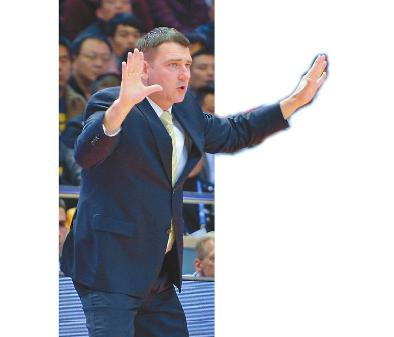 山东男篮季后赛半决赛开局两连客 凯撒的小目标赢一场