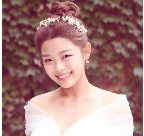 女孩子变女神!王莎莎晒婚纱照 26岁莫小贝穿纯白婚纱美哭网友