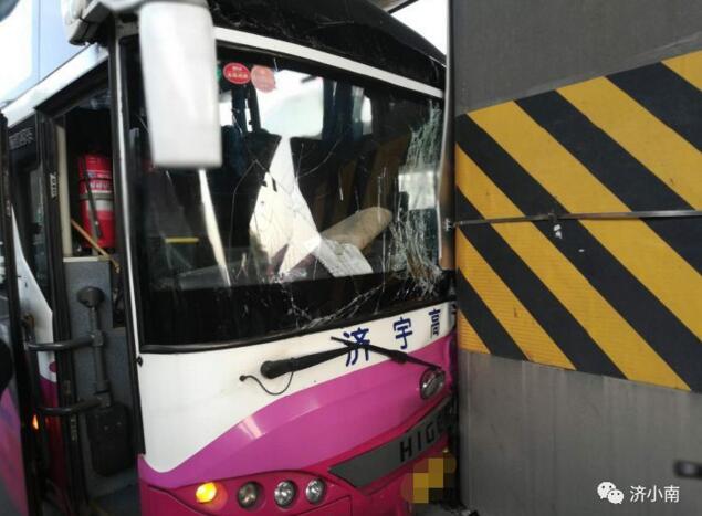 为躲闯红灯电动车大客车撞桥墩 闯红灯女子自行离去！