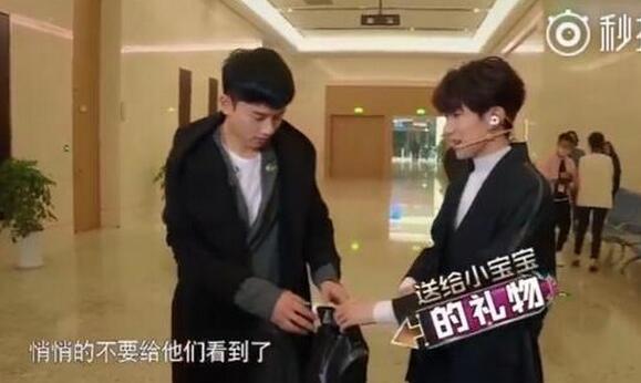 暖哭!王源塞礼物给张杰 杰哥搂