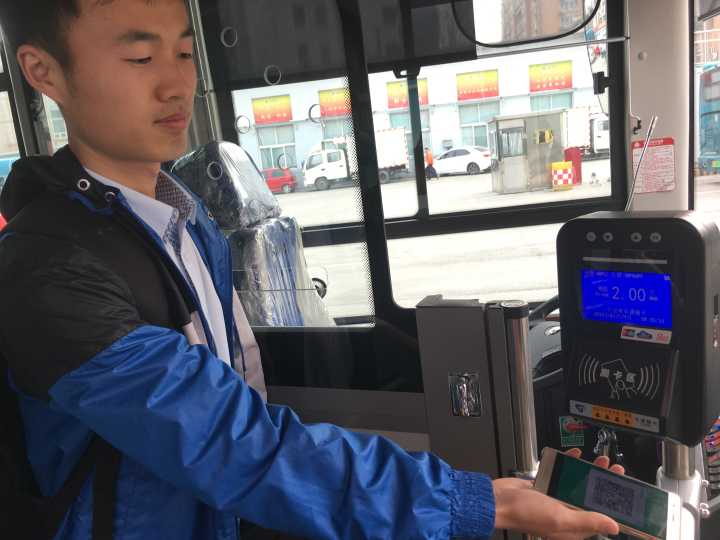 济南市民4月1日起微信扫码1折就能乘公交