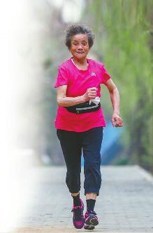 84岁“马拉松老太”每天晨跑12公里+ 近3年6次参加半马赛