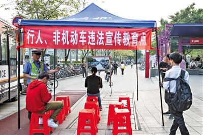 神操作！行人走路闯红灯被逮 将朋友圈截图发到10个微信群就可放行