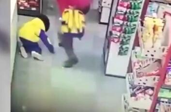 太疯狂了?奶奶超市暴打孙女上演全武行 28秒连环暴击23下令人发指