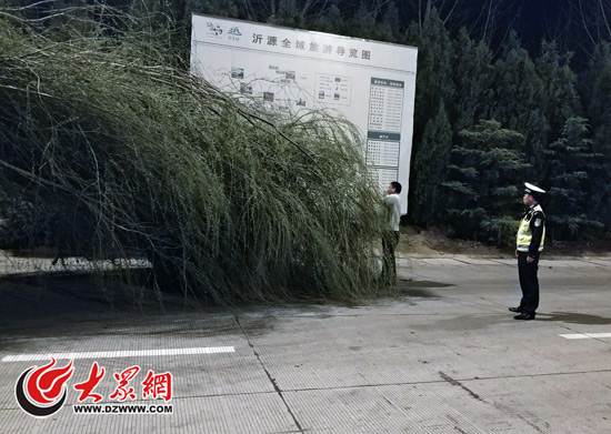 大货车拖着“巨型扫帚”惊现济青高速南线