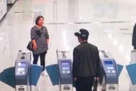 太疯狂了!男子一脚踢疯闸机 闸机扇门反复开关像