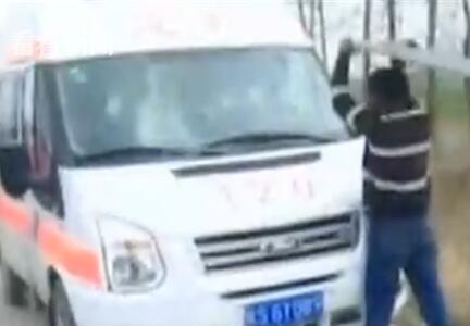 丧心病狂?男子占道砸救护车令人揪心 护送重症病患被堵原因让人怒了