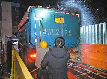 “净车行动”不松懈 两辆渣土车因车体不洁被扣10分