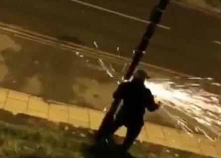 英国一男子为方便作案锯断装有摄像头的路灯杆