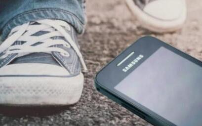 七旬老人马路上捡到手机想方设法找失主 最终完璧归赵