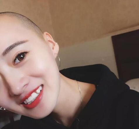 美女大学生剃光头深山支教 网友:善心比光头更耀眼