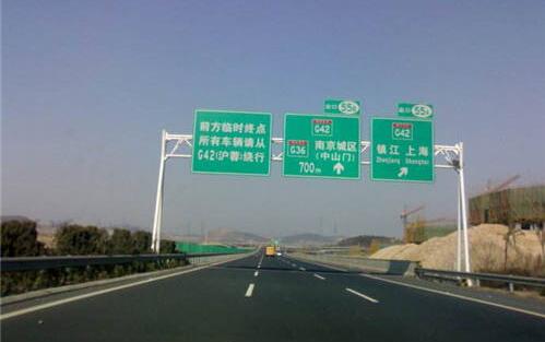 原因奇葩！女子高速弃车散步 质问车能走人为什么不能走?