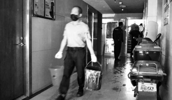 杭州滨康一小区居民楼道烧纸酿火灾 91岁老人身亡