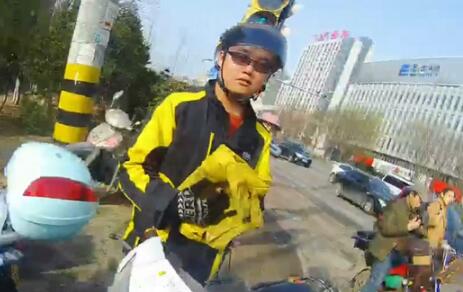 济南这名外卖小哥一次被扣25分 堪称“教科书式违法”