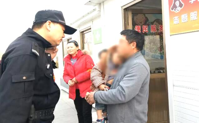 男子帮遛娃途中睡着醒来后傻眼 春花俏，踏春游玩防娃走丢