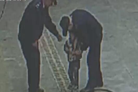 男子帮遛娃途中睡着醒来后傻眼 春花俏，踏春游玩防娃走丢