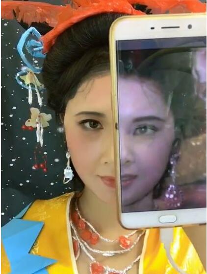 这位中国辣妈火了 网红届的“颜值扛把子”扮谁像谁