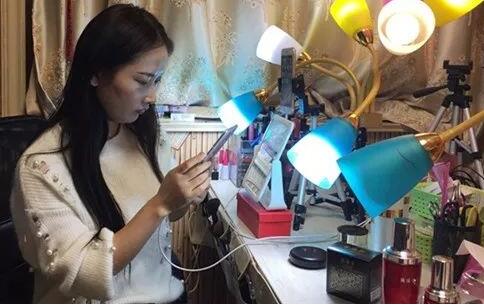 这位中国辣妈火了 网红届的“颜值扛把子”扮谁像谁
