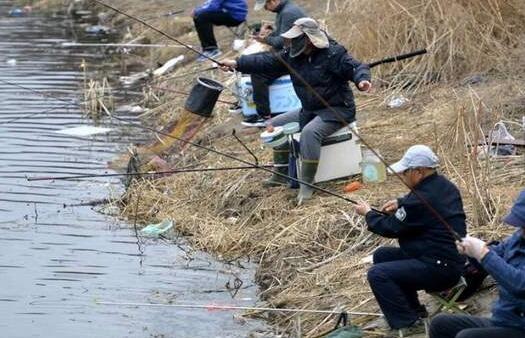 东北结束冰封期众人排长龙抢钓“开河鱼” 被食客称为美食中的极品