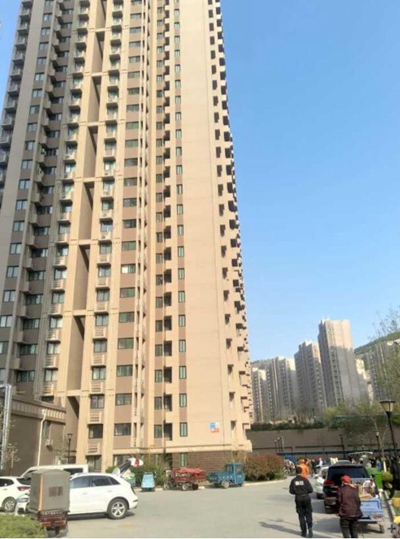 好险!济南六岁小女孩怎么坐到了八楼空调外机上