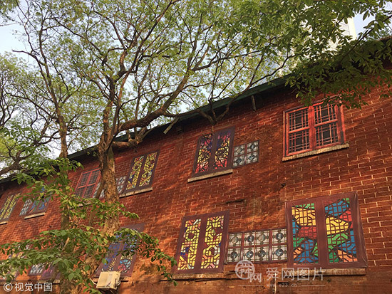 武汉两栋旧楼房为美观墙面贴上漂亮“假窗户”