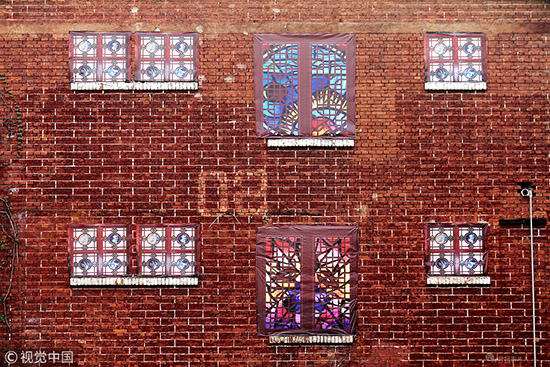 武汉两栋旧楼房为美观墙面贴上漂亮“假窗户”