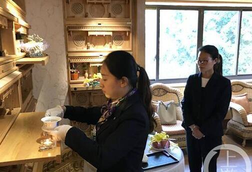 重庆陵园推出代客祭祀:点蜡烛读家信 全程拍视频