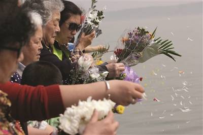 寄哀思！集体登船长江公祭 800名市民登上“江祭船”祭奠江葬亲人