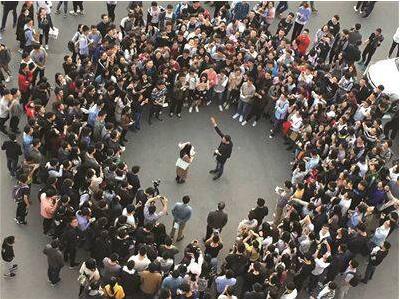 写1800首诗求婚  南航学霸上演浪漫“求婚大作战”