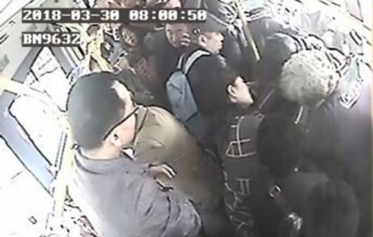 济南一老人突发心脏病 公交车变“救护车”10分钟赶到医院