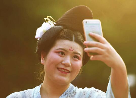 惊艳了!唐代仕女现身西湖 150斤胖妹让《簪花仕女图》里的唐本俑复活了