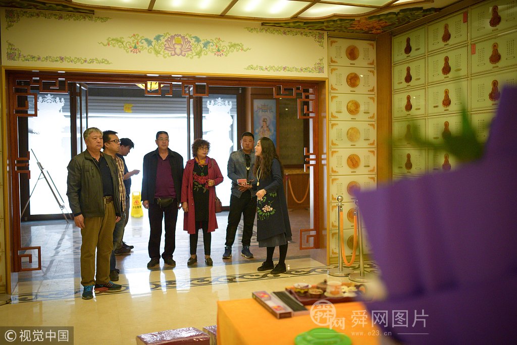 天津“佛系美女”手作阴宅 清明日售十套