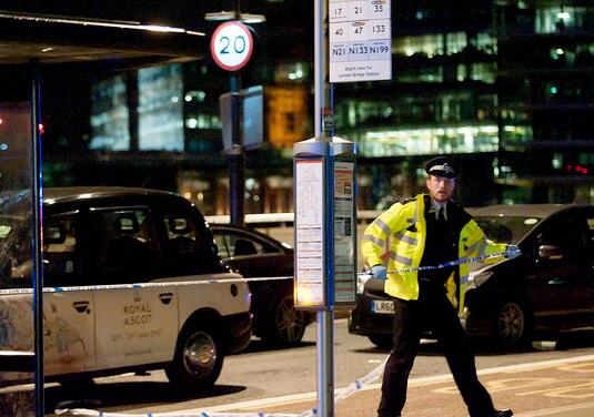 伦敦一晚2起枪击致一死一伤 17岁女孩身上有一处枪伤抢救后死亡