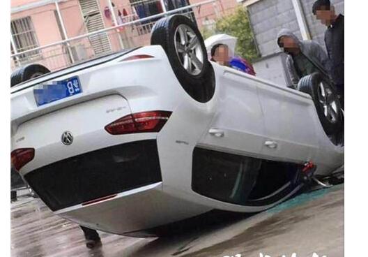 神奇!女司机小区内开车 轿车翻了个“四脚朝天”