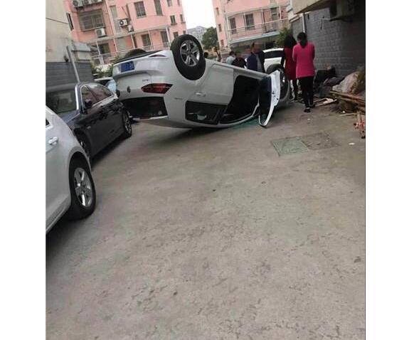 神奇!女司机小区内开车 轿车翻了个“四脚朝天”